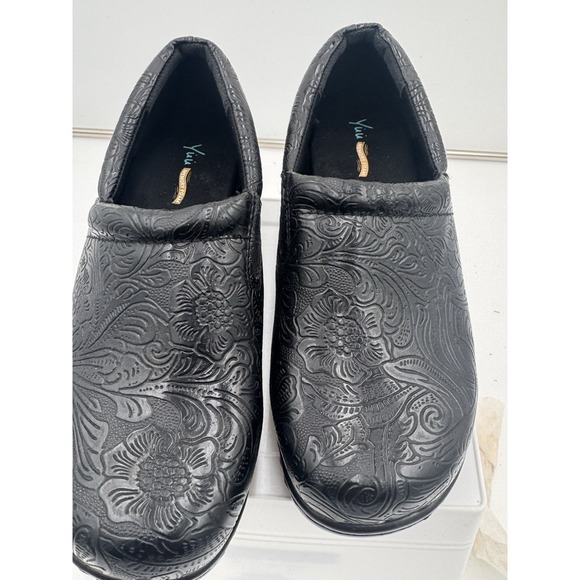 Yuu Shoes - Womens YUU Bethanee Clogs Size: 8.5 W Color: Black Excellent Preowned Floral